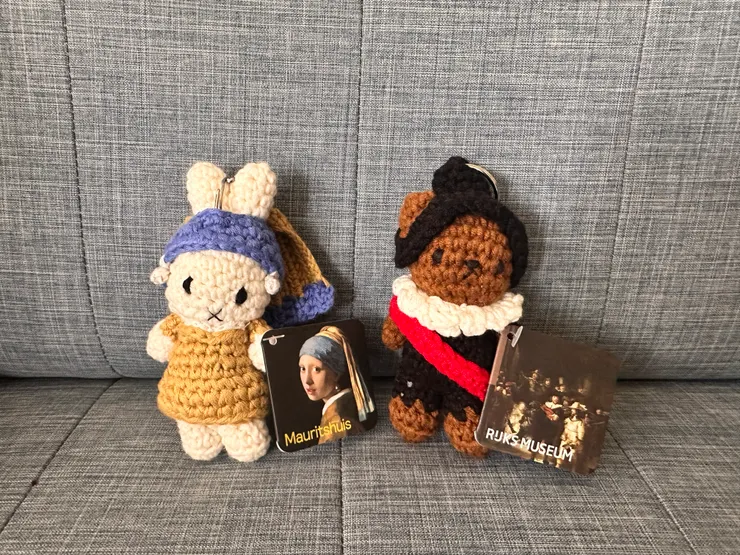 在荷蘭買到最喜歡的紀念品，名畫X米飛兔吊飾，夜巡和珍珠耳環少女版本。