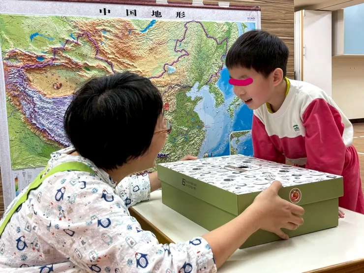 透過水果盒嗅聞裡面的蘋果香