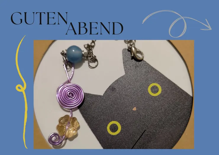 晚上好。這個高音譜記號小吊飾是我自己用鋁線做的，底下在配個幸運葉🧡造型