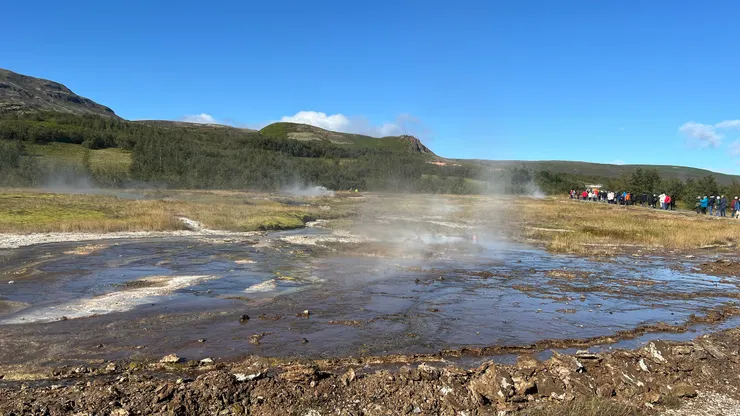 間歇泉下方有豐富的地熱和地下水
