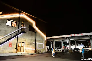 水產館後方外壁上有以前拍賣市場棚架的遺跡，這次修復特別打光表現出來