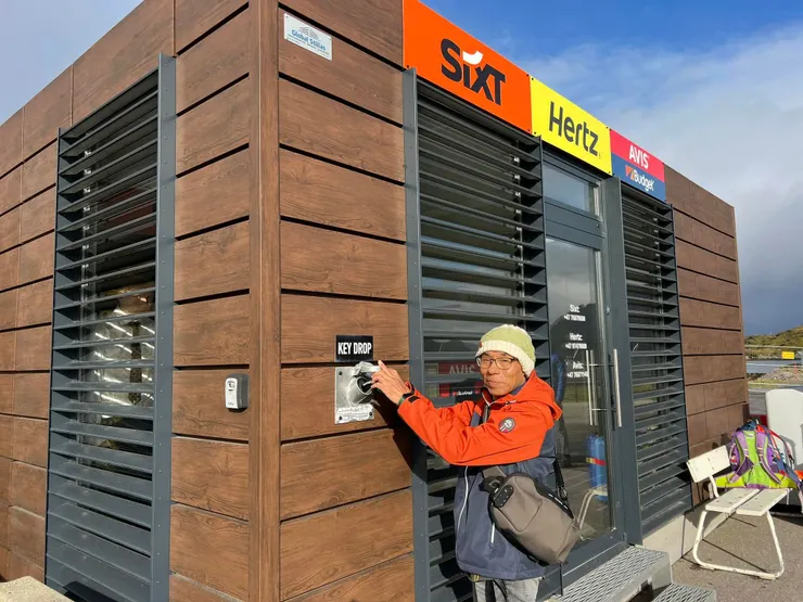 多家租車公司在機場共用辦公室， 還車直接將鑰匙投到箱子。