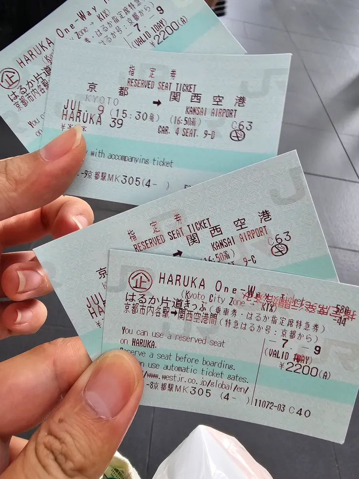 每人票券有兩張,一張是車票,另一張是機台取票後,還要插回機台選位的「劃位票」,進閘門兩張一起插進去就可以了