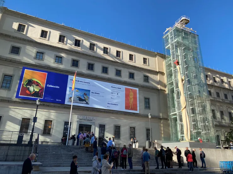 一早忙著去排美術館門票