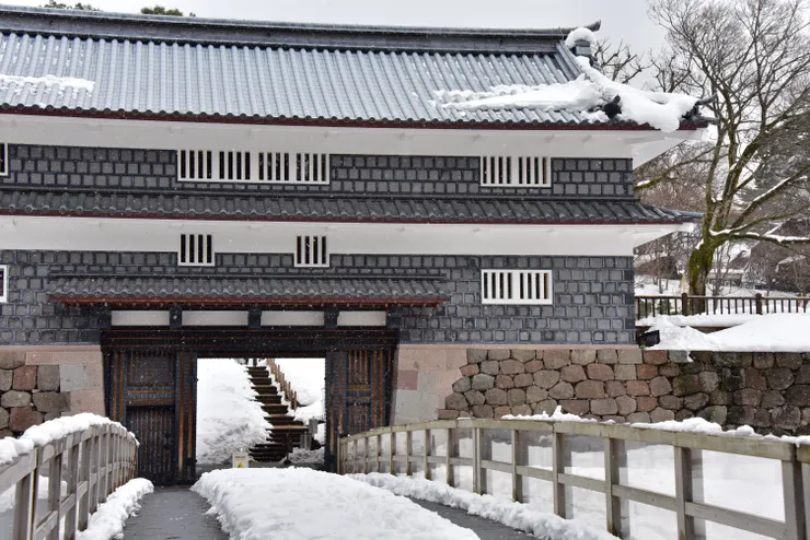 和官網照片不同，取而代之的是橋上滿滿的雪