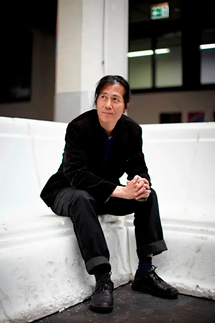 韓柄哲認為，過度的透明不僅僅會限制人們的隱私，也可能導致社會變得更加表面化，失去信任的核心價值。來源：維基百科