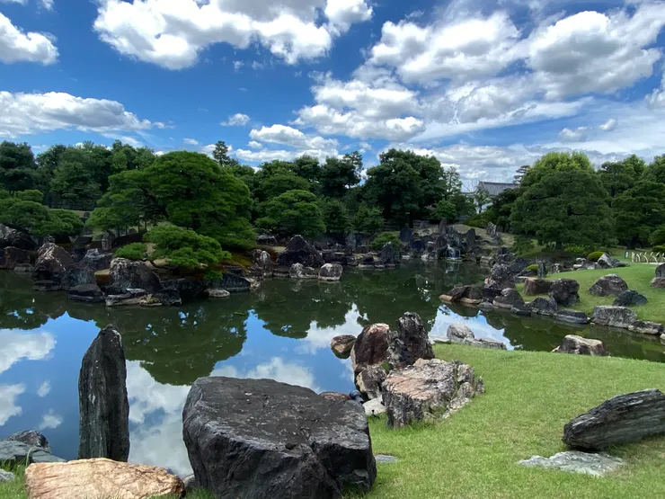 庭院湖面波光粼粼
