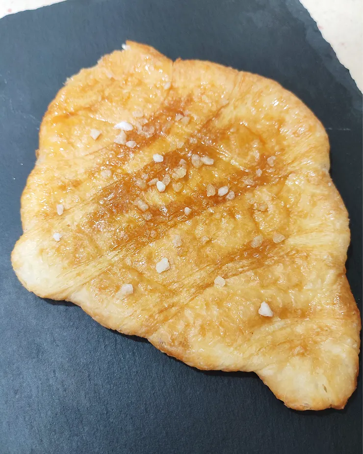 ▴ 烤箱回烤後的樣子～全家買到的扁可頌