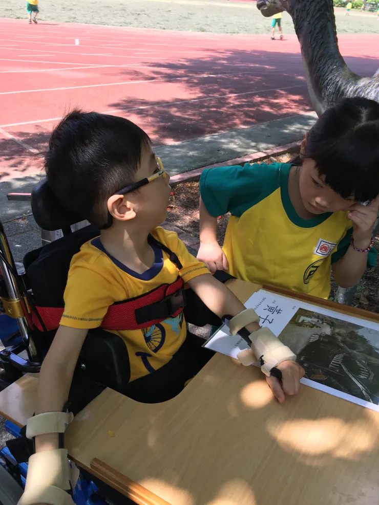 因為陪讀的關係，每天下課我都帶剛上小一的祐去操場交朋友。