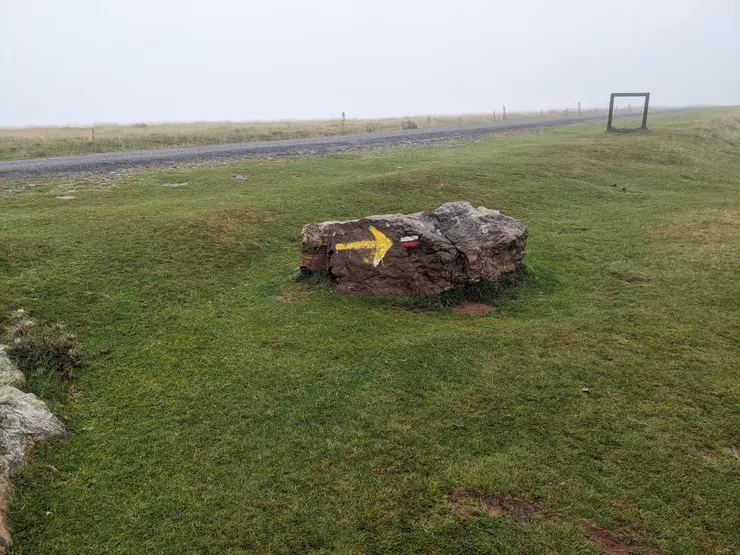 在庇里牛斯山上,黃色箭頭有時會指向主路之外的隱蔽方向。