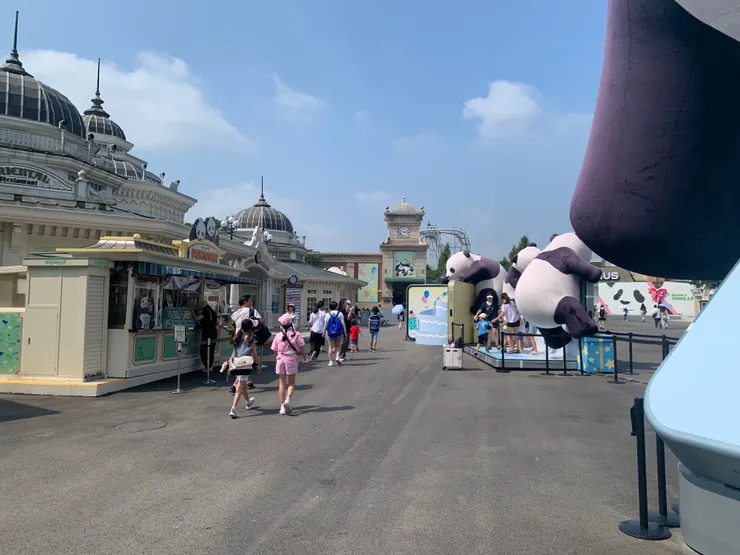 配不急待的年輕人，以及孩子們。