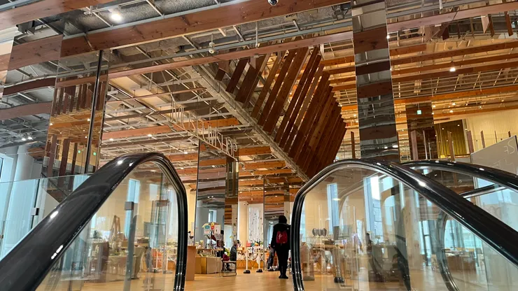 2樓是美術館的賣店。