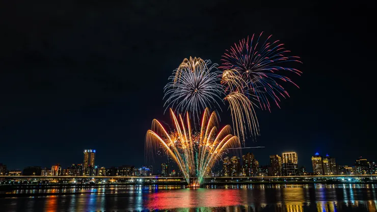 8月煙火秀施放時段將延後至晚間8時35分，同樣帶來精彩視覺饗宴。
