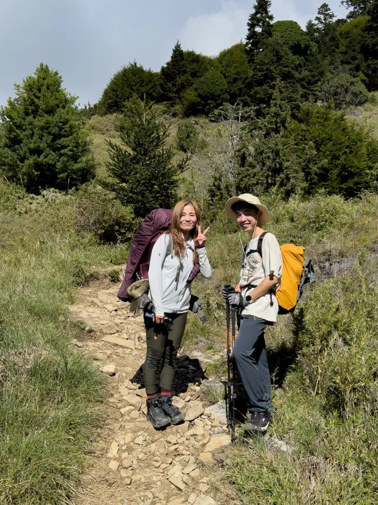 凌晨4:40和我們一起出發的阿財，8點多到桃山拍完照，下山的半路上相見歡！