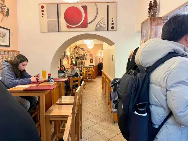 店內的裝潢很典雅,也有些許日式風味,還有一面牆是貼滿了各國紙幣,非常有趣