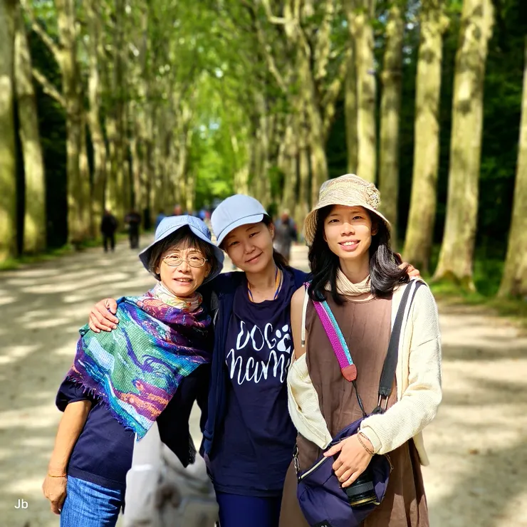 【離去前妻、女與侄女在梧桐大道留影】