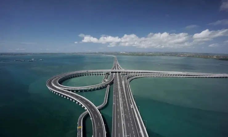 現有的峇里島海上公路供一般汽車行走