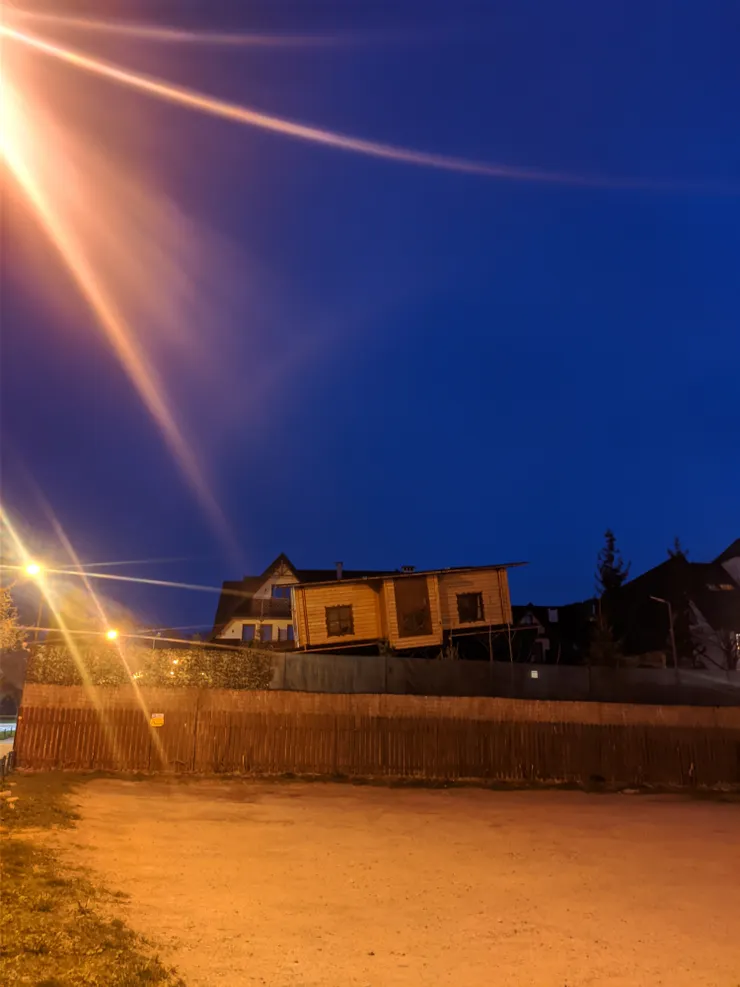 直接圍住不給你拍照的顛倒屋