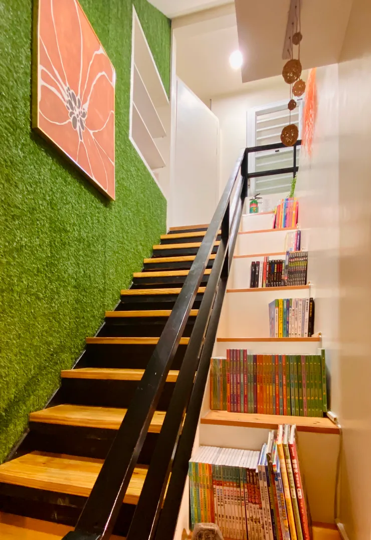 ▲ 樓梯口也有精彩的藏書喔