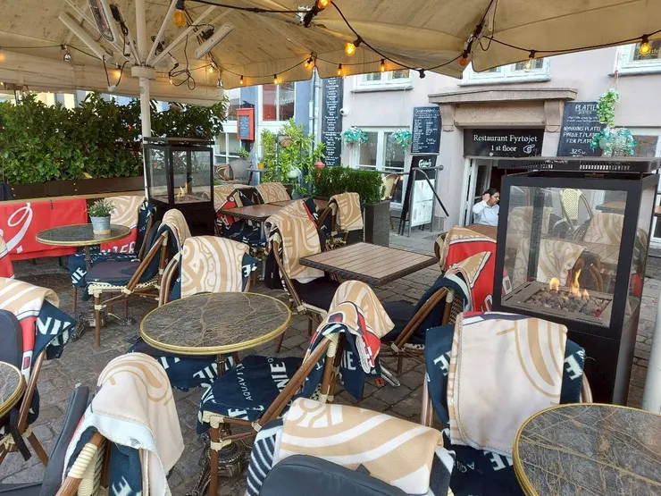 運河兩旁商家貼心為客人準備禦寒毛巾