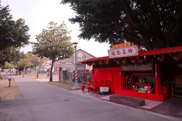 身在駁二蓬萊倉庫群一角的土地公廟