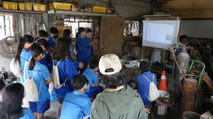 二林譜課程中的其中一門產業踏查,是透過學生的人際網絡而建立的連結,在師生的合作之下,該育苗場成為課程常態學習的場域。