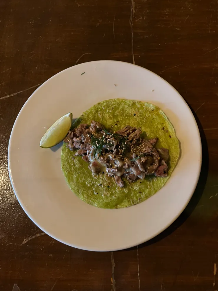 精緻的牛肉炒菇taco