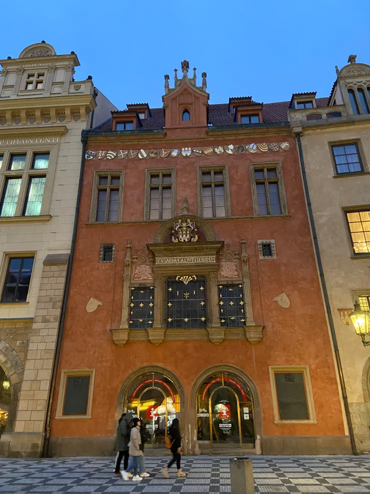 舊市政廳的外牆上也有小盾牌