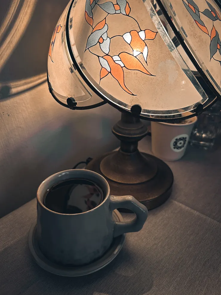我將手沖咖啡放在我喜歡的燈旁邊，拍了一張照