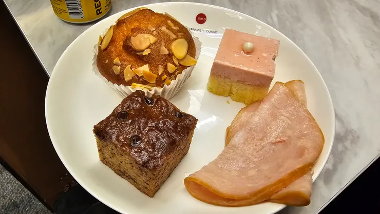 新翔貴賓室的甜點和火腿!