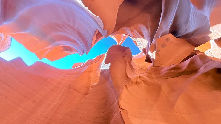 峽谷縫透出的藍天