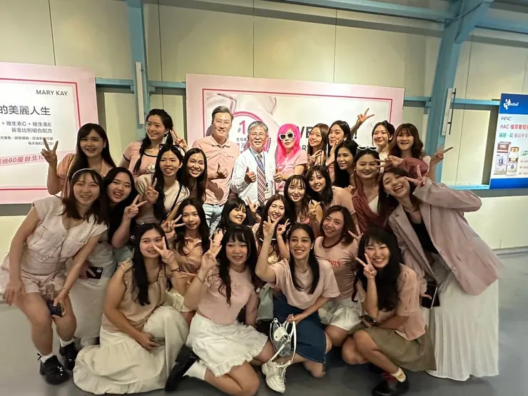 圖說:Mary Kay 未來領袖們身穿粉紅上衣,熱情參與體驗活動。(圖/玫琳凱 Mary Kay)