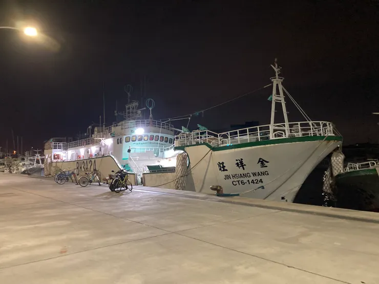 生鮮魚市場還沒亮燈,漁船靠岸停歇著。不像東港碼頭的那一側的空氣飄盪濃厚的、不散的油煙,魚市內的空氣好聞許多,看不見人在活動。(攝於東港碼頭)