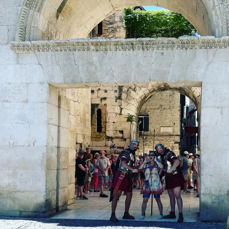 我也被守衛邀請一起拍了照，打賞了2歐元