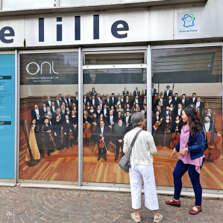 【飯後往老市區閒逛，經過怡青工作的里爾交響樂團。】