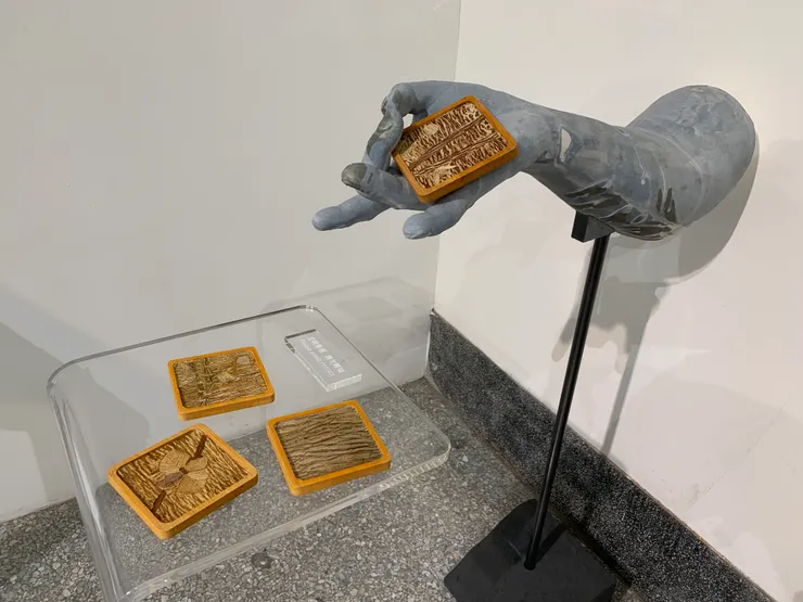 夢夢：其實 夢夢 是被這展區的幾隻手吸引過來的......