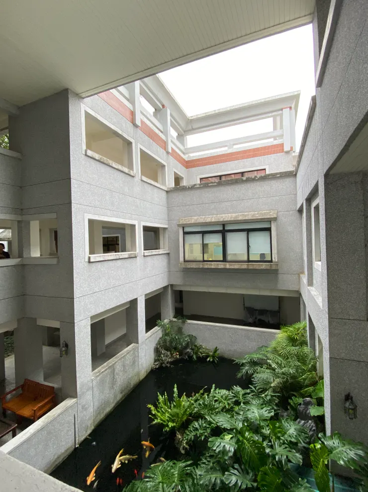 在自然光下，每個平面、每個折角都呈現著不同光影與質感肌理的變化