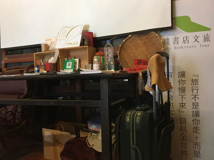 有機書店文旅-頭城店牆角看似裝飾又不是裝飾的文字與物件