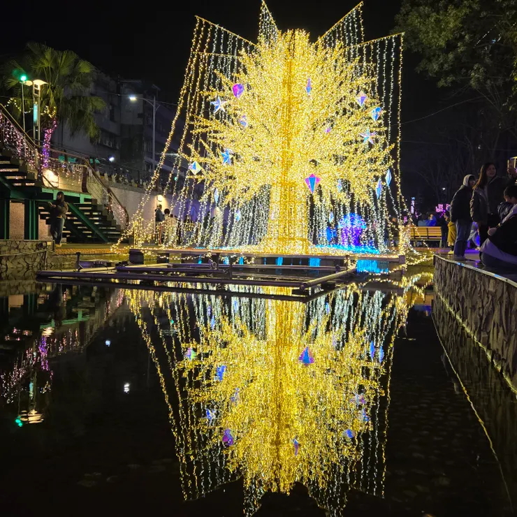 佛光普照的千手觀音，聞聲救苦，趕來收妖。