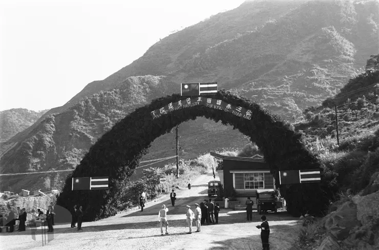 圖11 歡迎蒲美蓬國王參訪石門水庫建設    案名：外賓訪華 檔號：0057/0043/1 來源機關：行政院新聞局 管有機關：國家發展委員會檔案管理局