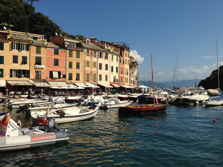 走到港邊，下巴差點閤不攏