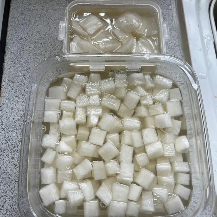 放入保鮮盒蓋緊醃幾天就能吃囉~