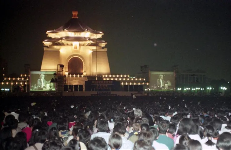 1993年小澤征爾首度來台演出,率領維也納愛樂管弦樂團在國家音樂廳表演,在中正紀念堂實況轉播,成為許多老樂迷心中難忘的永恆場景(圖片來源:聯合報)