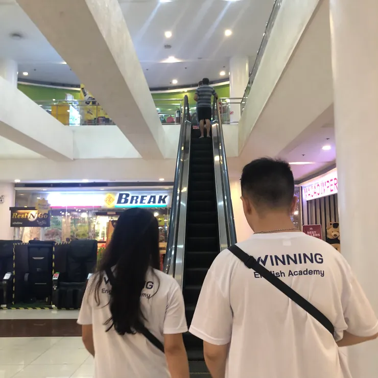 參觀完學校後決定去附近的malll吃jollibe （當地最有名的速食店）