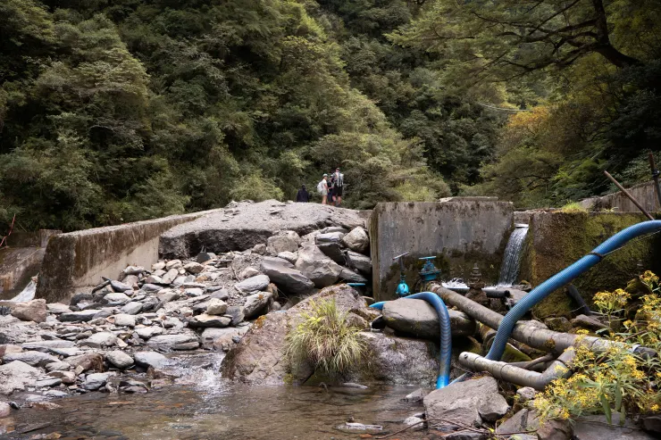 途中會經過各式的水管、蓄水池。原因是合歡溪步道當初是用來興建各種水利設施的道路，而那些隨處可見的水管和蓄水池，則是為了引流溪水灌溉
