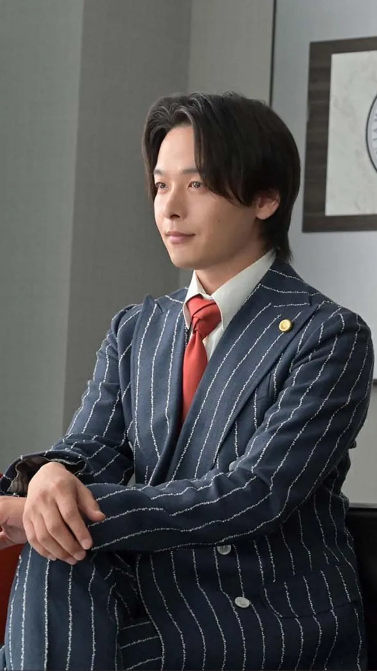 紅色領帶已經很耀眼，大大的雙領結是怎麼回事啊XD