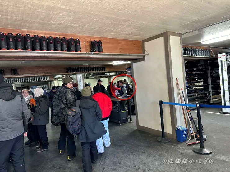 進去這個擺了很多雪鞋的地方，向工作人員(紅圈那位)領取安全帽和雪鞋