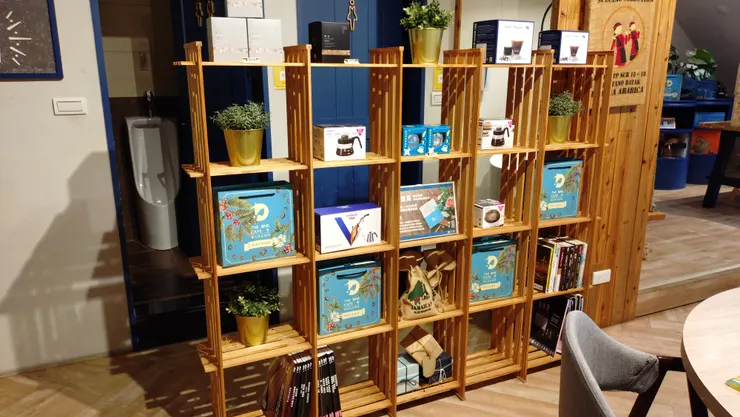 禮盒用品牆，也是洗手間的屏風