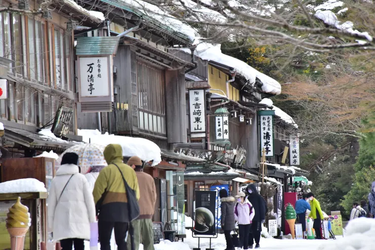 兼六園入口一旁的茶店通り