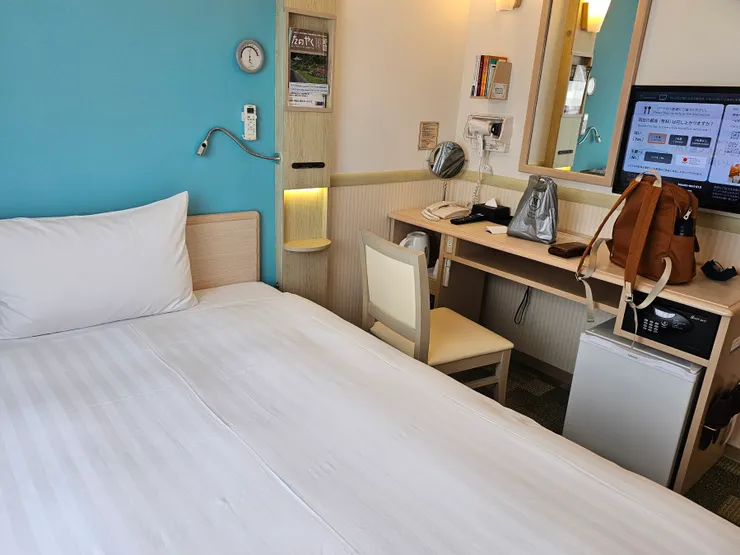 電視 熱水壺 吹風機 冰箱 一應俱全的書桌